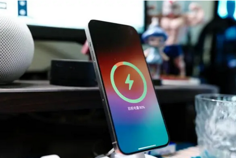 龙湾镇苹果15换屏服务分享用什么充电器给iPhone15充电更好 